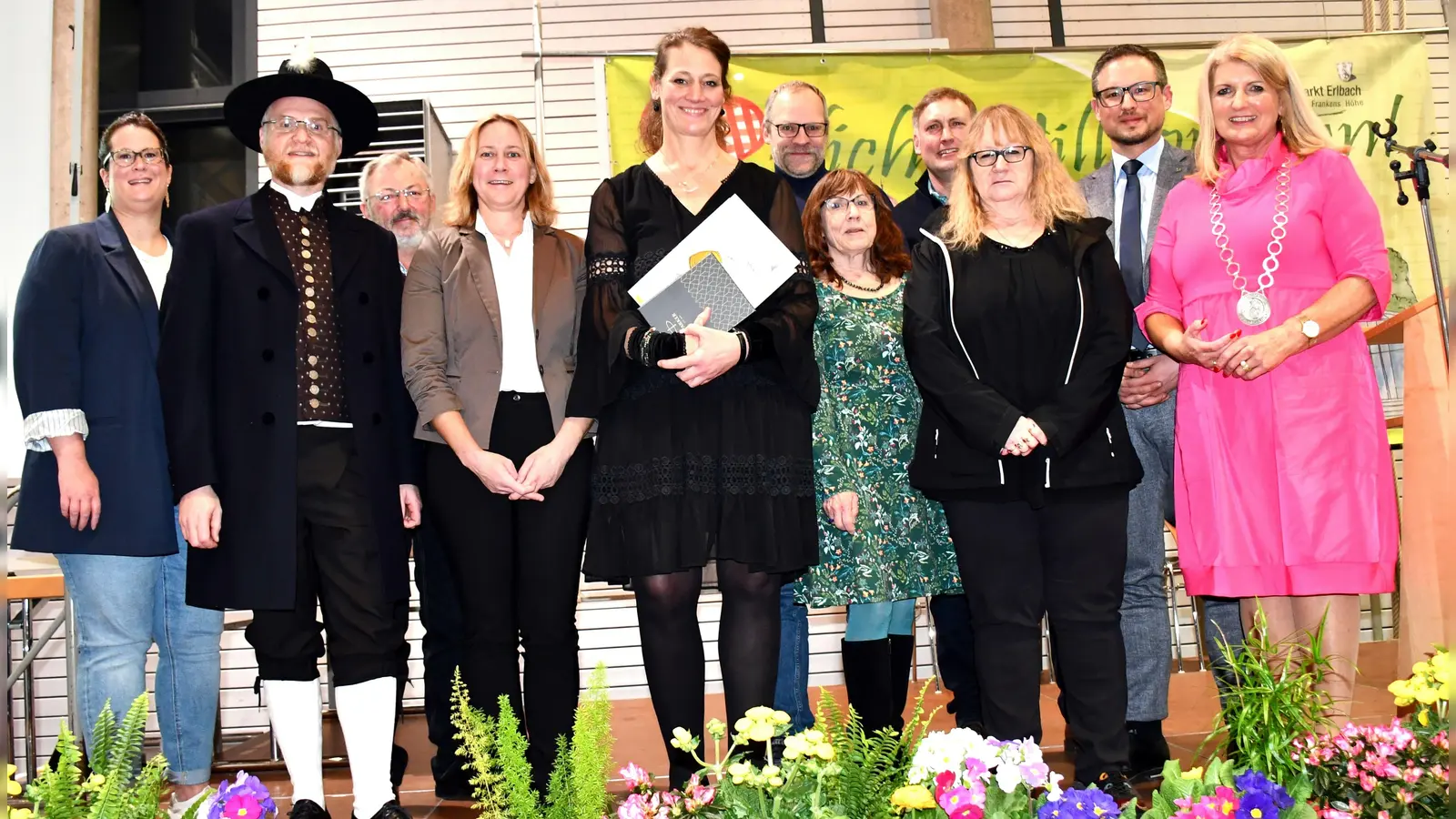 So viel Engagement auf engstem Raum: Die Preisträger in Markt Erlbach mit den Gemeinderäten und Bürgermeisterin Dr. Birgit Kreß (rechts). (Foto: Gudrun Schwarz)