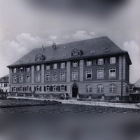 Diese Aufnahme aus dem Jahr 1927 zeigt das fertige neue Finanzamt auf dem von Feuerbach-, Dürrner- und Welserstraße begrenzten Grundstück. (Foto: Sammlung Martin Schuster)