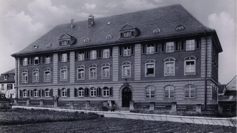 Diese Aufnahme aus dem Jahr 1927 zeigt das fertige neue Finanzamt auf dem von Feuerbach-, Dürrner- und Welserstraße begrenzten Grundstück. (Foto: Sammlung Martin Schuster)
