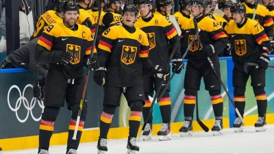 Leon Draisaitl (l) und Tim Stützle (r) machten gegen Dänemark unter anderem den Unterschied. (Foto: Hassan Ammar/AP/dpa)
