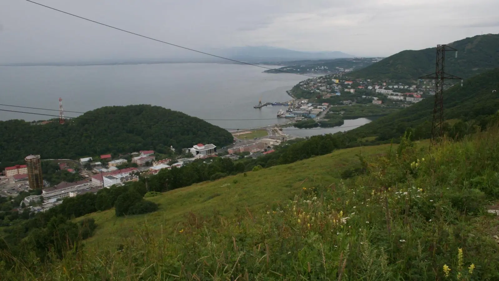 Die Menschen auf der Halbinsel Kamtschatka sind aufgerufen, sich bei Tsunami-Gefahr auf Anhöhen in Sicherheit zu bringen. (Archivbild) (Foto: Ulf Mauder/dpa)