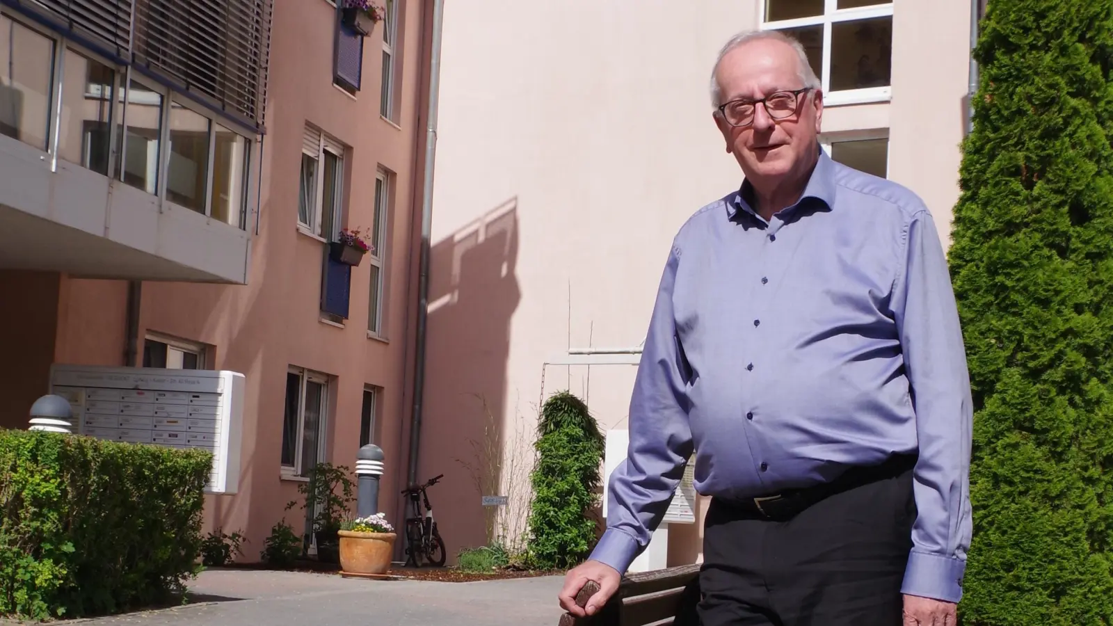 Karl Wagner hat die Seniorenresidenz Ansbach in der Ludwig-Keller-Straße vor 30 Jahren gegründet und leitet sie bis heute. (Foto: Jannic Hofmuth)