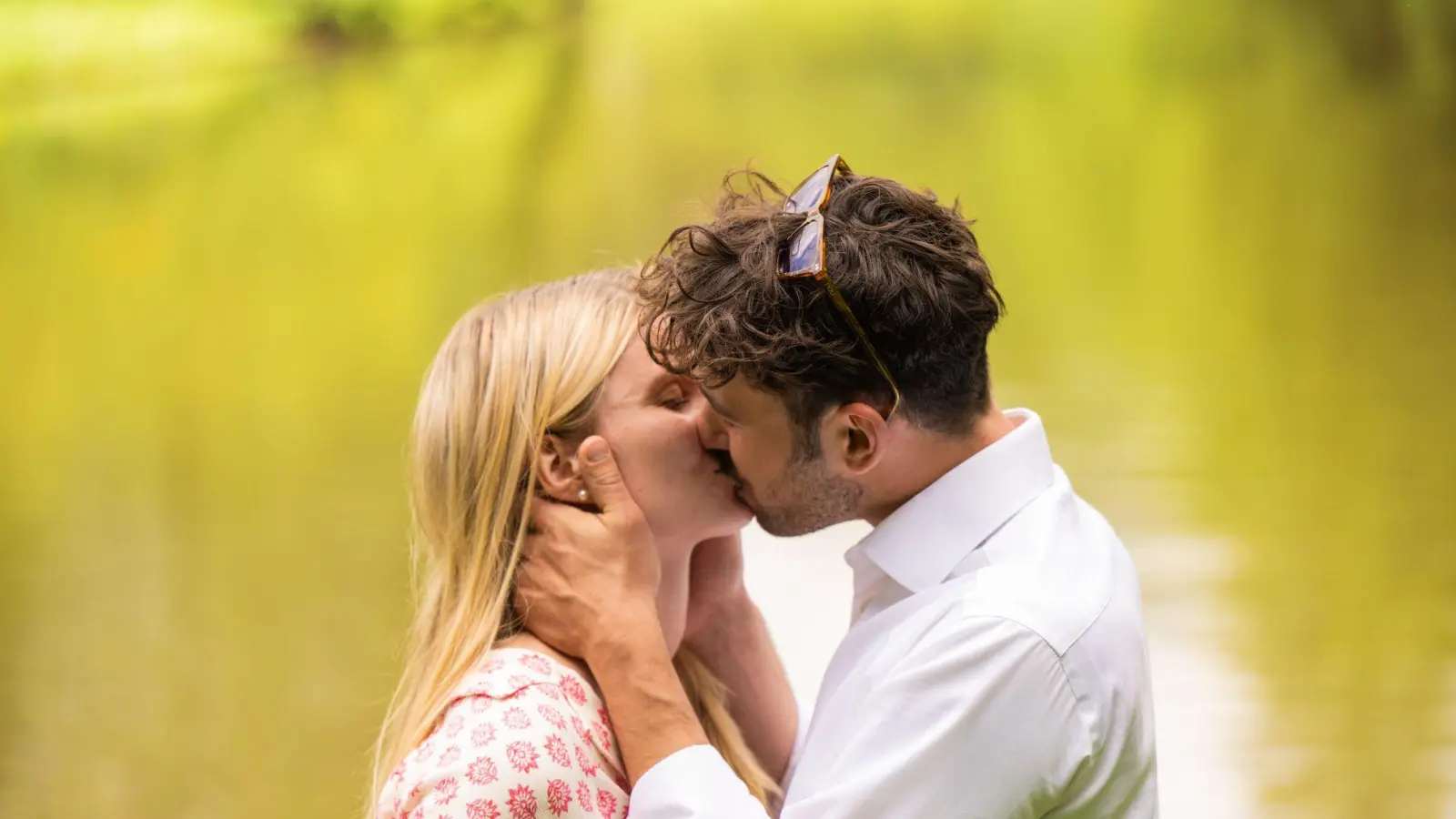 Ein Feuerwerk an Glückshormonen: Küssen ist eine der stärksten sinnlichen Möglichkeiten, sich nahezukommen. (Foto: Mohssen Assanimoghaddam/dpa/dpa-tmn)