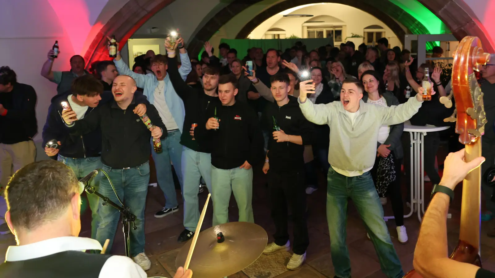 Kultur an ungewöhnlichen Orten, um die Sichtbarkeit zu erhöhen. Aus diesem Grund war das Stadthaus in diesem Jahr erstmals Teil der Lokalitäten, in denen die Menschen bei der Kneipenjagd feiern konnten. (Foto: Zeynel Dönmez)