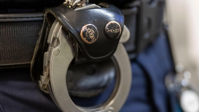 In Augsburg nahm die Polizei einen 25-Jährigen fest, der mehrere Passanten bedroht haben soll. (Symbolbild) (Foto: Peter Kneffel/dpa)