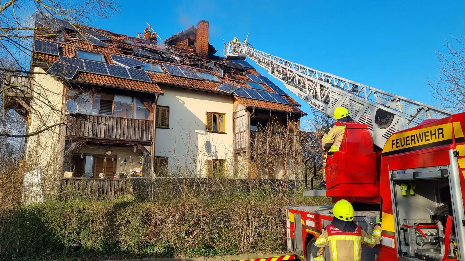So sah es gegen 18 Uhr aus, als das Feuer weitgehend unter Kontrolle war. Die Photovoltaikmodule mussten abgebaut und Ziegel abgedeckt werden, um an die Brandherde im Dachstuhl zu kommen. Das Haus ist aktuell nicht bewohnbar. (Foto: Rainer Weiskirchen/Kreisfeuerwehrverband)