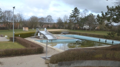 Das Freibad wird derzeit für den Saisonstart ab Mitte Mai vorbereitet. Am 14. Juni findet auf dem Areal die Beach-Party statt, wofür der Gemeinderat sein Einverständnis gab. (Foto: Peter Tippl)