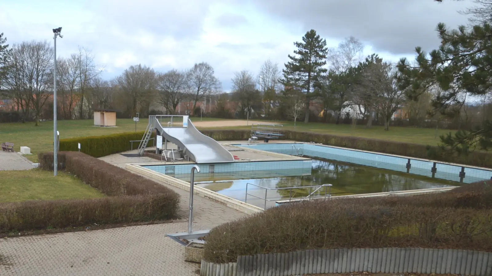 Das Freibad wird derzeit für den Saisonstart ab Mitte Mai vorbereitet. Am 14. Juni findet auf dem Areal die Beach-Party statt, wofür der Gemeinderat sein Einverständnis gab. (Foto: Peter Tippl)