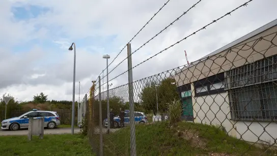Polizisten sichern das Gelände eines ehemaligen Bundeswehr-Bunkers in Traben-Trarbach (Archivbild). Dort wurde ein Rechenzentrum für illegale Geschäfte im Darknet ausgehoben. (Foto: Thomas Frey/dpa)