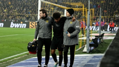 BVB-Stürmer Karim Adeyemi (M.) verletzte sich gegen Hertha. (Foto: Rolf Vennenbernd/dpa)