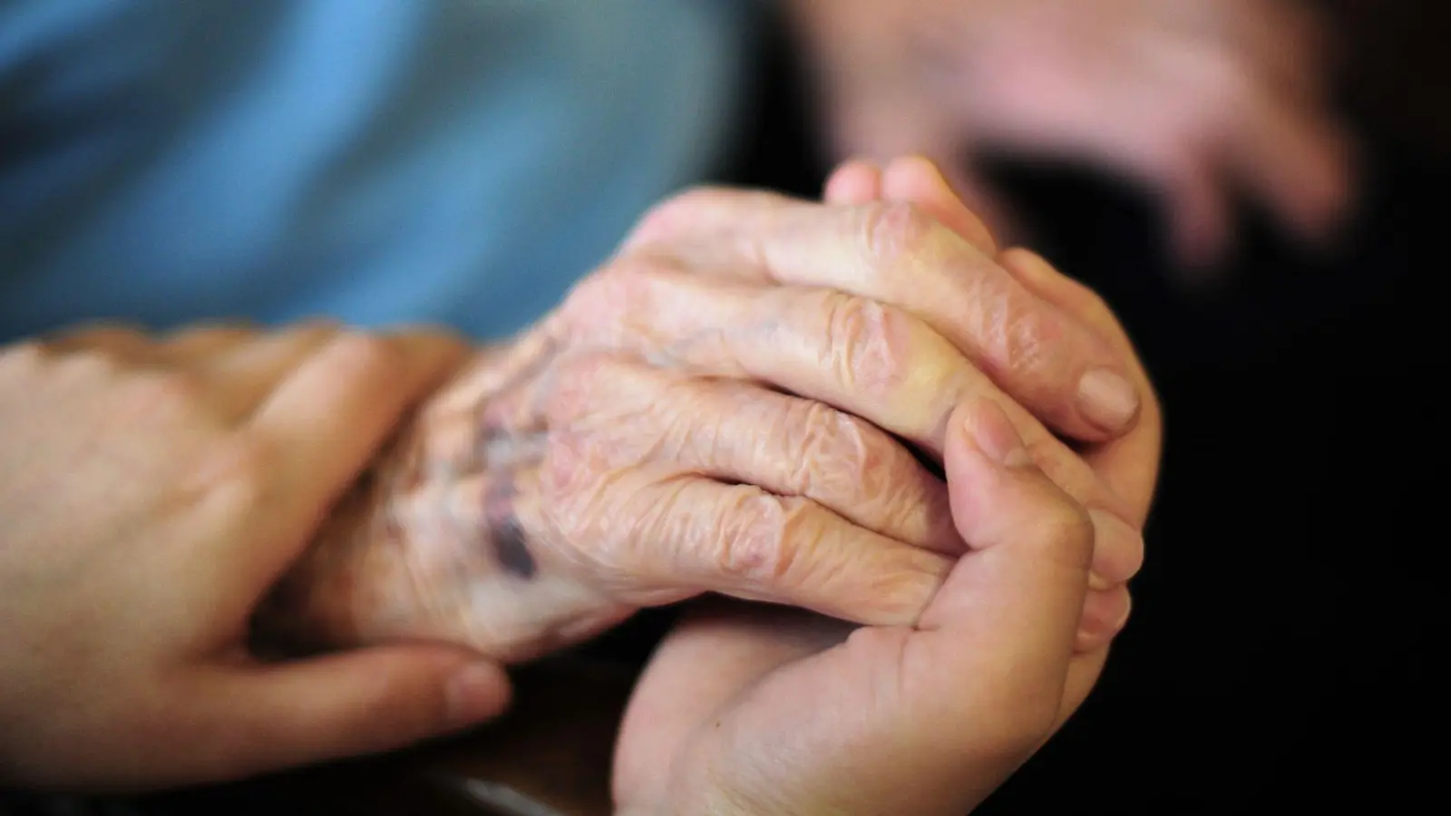 Eine Pflegekraft soll in einem Heim heimlich ein Erotikvideo produziert haben. (Symbolbild) (Foto: Daniel Reinhardt/dpa)