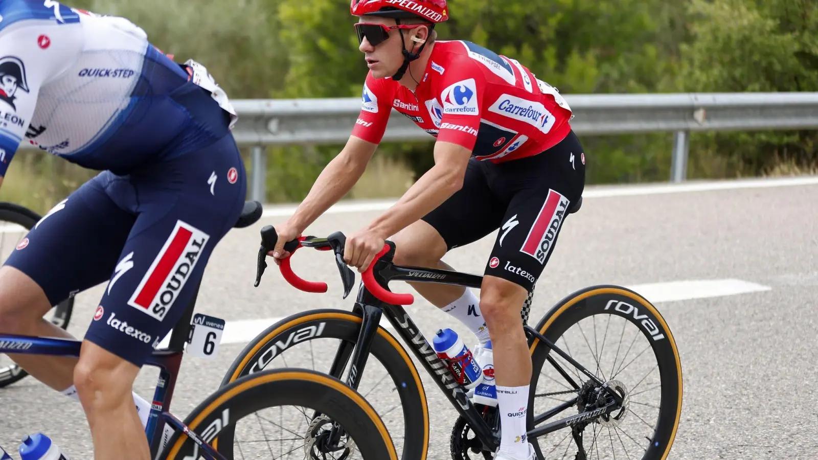 Remco Evenepoel bleibt bei der Vuelta im Roten Trikot. (Foto: Josep Lago/Belga/dpa)