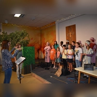 Miriam Popp (links) und Barbara Hülbig üben mit den Kindern für das Musical „Zachäus”. Die Mädchen und Jungen sind begeistert dabei. (Foto: Ute Niephaus)