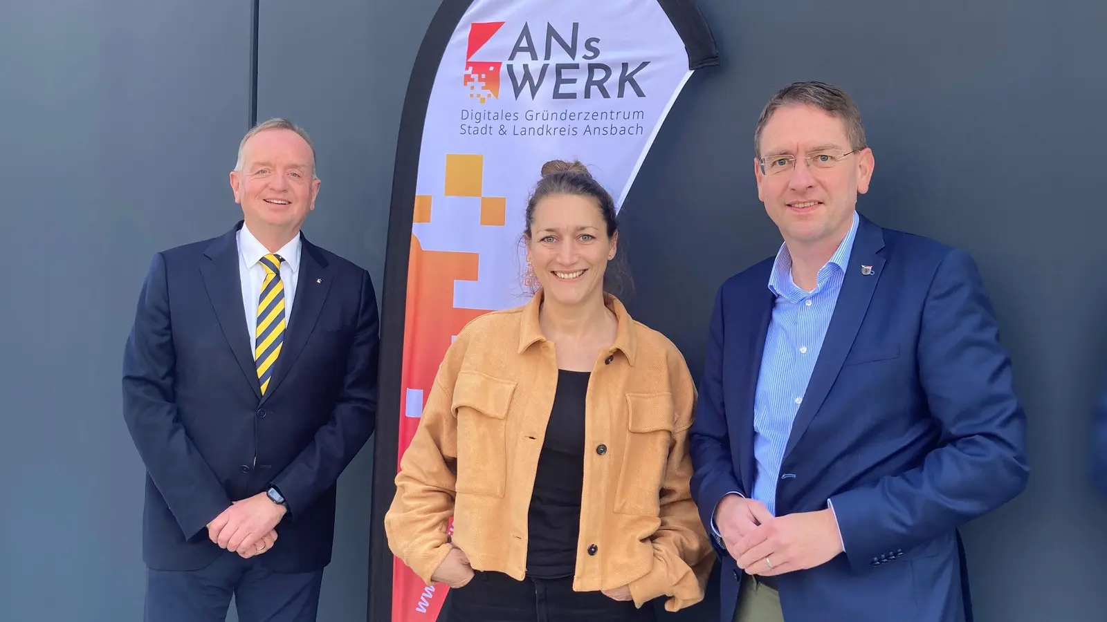 Oberbürgermeister Thomas Deffner (links) und Landrat Dr. Jürgen Ludwig sind von der bisherigen Entwicklung des digitalen Gründerzentrums ANswerk sehr angetan. Mit Alida Lieb sind sie überzeugt, die richtige Netzwerkmanagerin gefunden zu haben, um die Erfolgsgeschichte fortsetzen zu können. (Foto: Thomas Merkel)