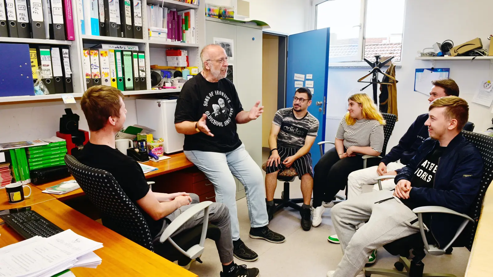 Die Ausbildung differenziert sich in immer mehr Berufsrichtungen, so dass Klassen zeitweise geteilt werden müssen. Studiendirektor Rainer Meier, der Fachbetreuer für Wirtschaft und Verwaltung, muss vor diesem Hintergrund mangels Alternativen oft auf provisorische Differenzierungsräume zurückgreifen. (Foto: Jim Albright)