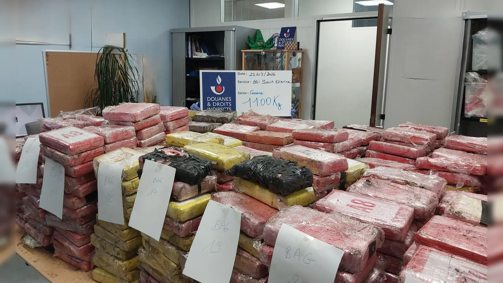 In einem vom französischen Zoll gestoppten Laster befanden sich neben Blumenerde auch 998 Kokainpakete. (Handout-Foto) (Foto: -/Zoll Frankreich/dpa)