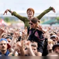 Auch die Anreise der Musikfans und der Ablauf des Open-Airs erfordert viel Logistik. (Archivbild) (Foto: Daniel Karmann/dpa)
