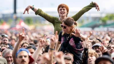 Auch die Anreise der Musikfans und der Ablauf des Open-Airs erfordert viel Logistik. (Archivbild) (Foto: Daniel Karmann/dpa)