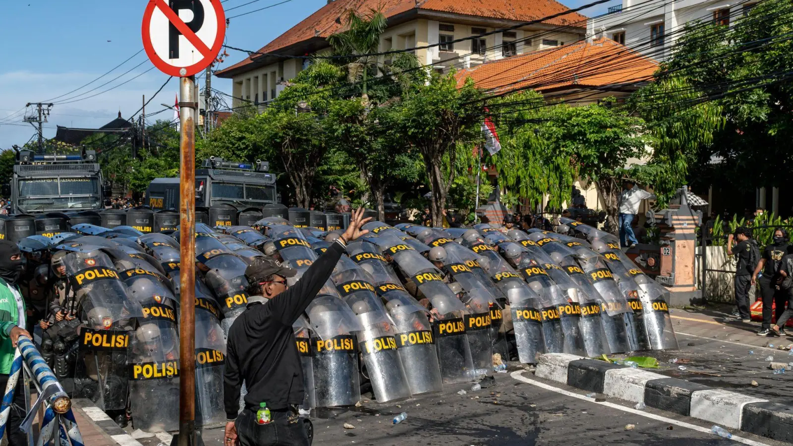 Die landesweiten Proteste haben seit dem Wochenende auch auf Bali übergegriffen. (Foto: Dicky Bisinglasi/SOPA Images via ZUMA Press Wire/dpa)