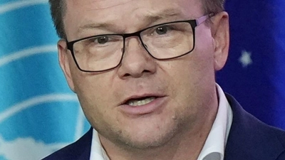 Umweltminister Carsten Schneider sagte, es gehe darum, sich von fossilen Energieträgern „zu befreien“.  (Foto: Fernando Llano/AP/dpa)
