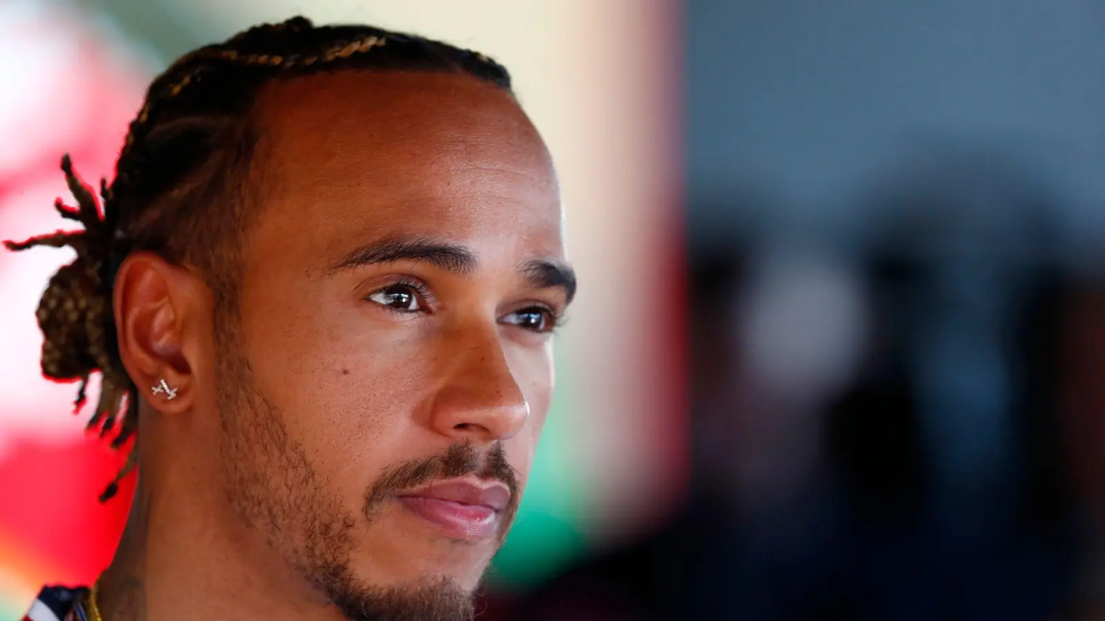 Ex-Weltmeister Lewis Hamilton hofft auf wenig Auf und Abs in der Formel-1-Saison. (Foto: Joan Monfort/AP/dpa)
