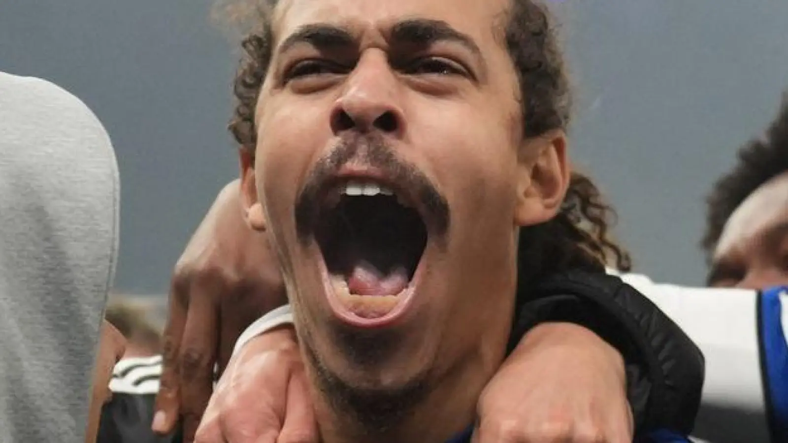 Yussuf Poulsen (M) lässt sich für seinen Siegtreffer feiern. (Foto: Marcus Brandt/dpa)