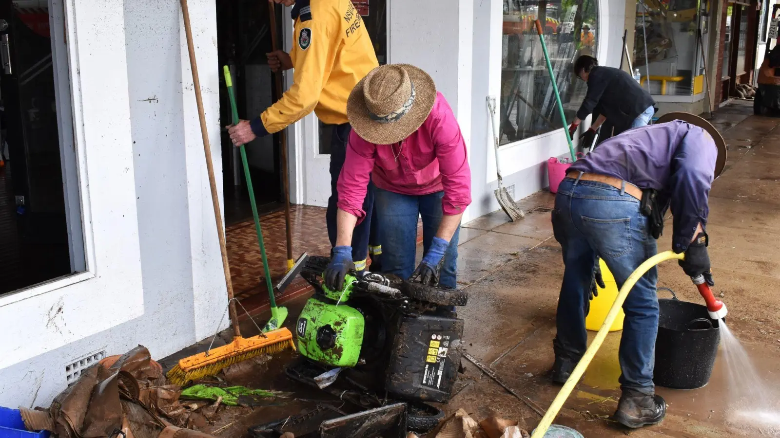 Freiwillige Helfer und Geschäftsinhaber beseitigen nach den Überschwemmungen in der Stadt Molong in der Region Central West von New South Wales Trümmer und Schlick aus den Gebäuden. (Foto: Murray Mccloskey/AAP/dpa)