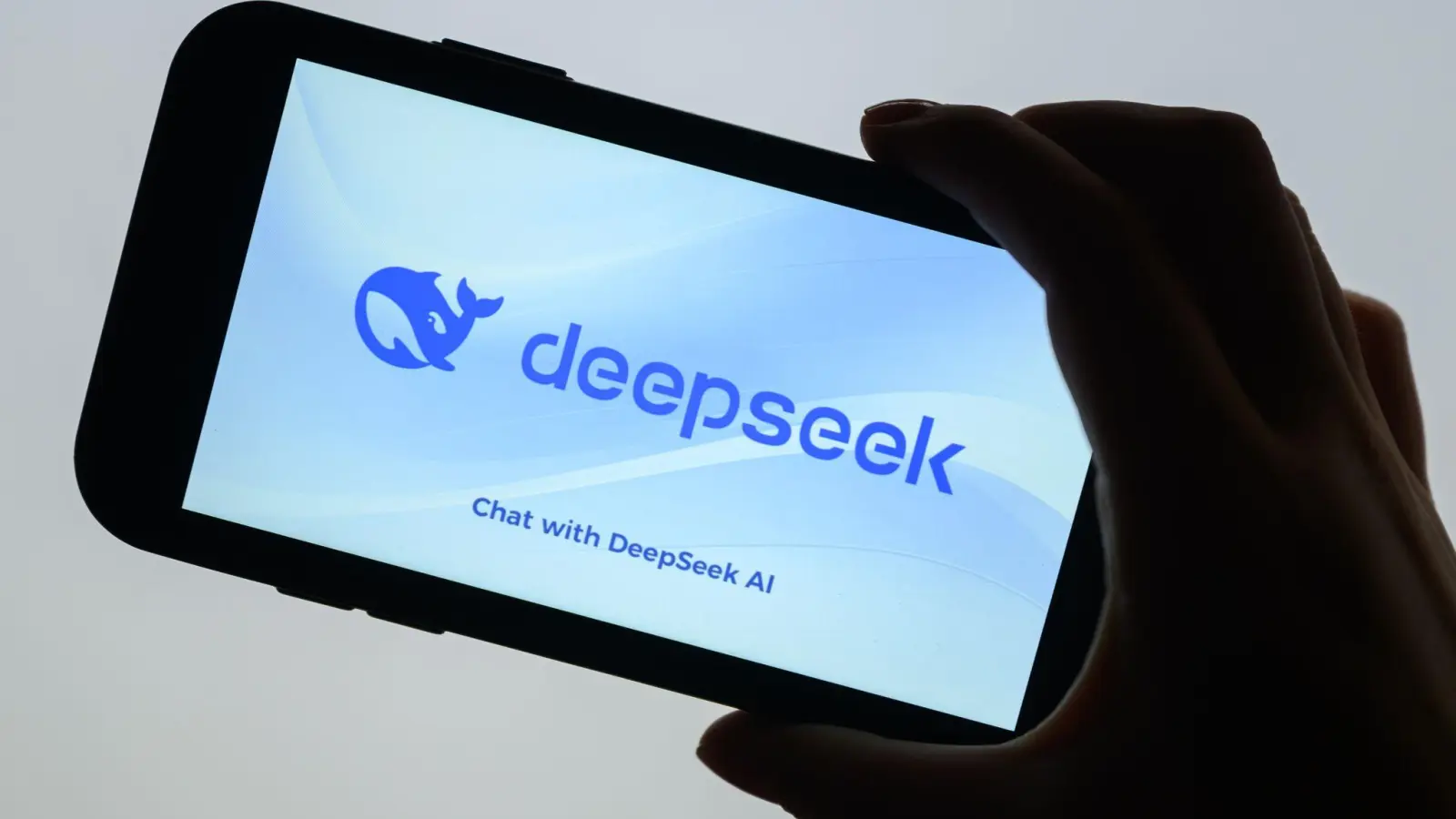 Die KI-App von DeepSeek soll wegen Verstößen gegen europäisches Recht aus den App-Stores von Apple und Google fliegen. (Archivbild) (Foto: Patrick Pleul/dpa)