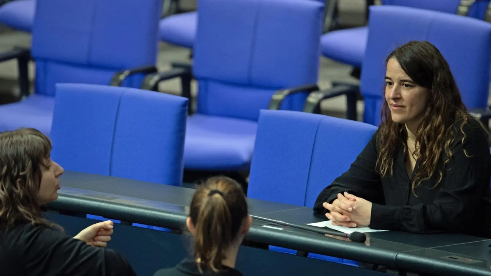 Heike Heubach (R, SPD), erste gehörlose Bundestagsabgeordnete, erhält von ihren Dolmetscherinnen eine Übersetzung. (Foto: Jonathan Penschek/dpa)
