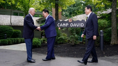 US-Präsident Joe Biden (l) begrüßt seine Gäste zum Gipfel in Camp David. (Foto: Andrew Harnik/AP/dpa)