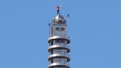 Nach dem Jubel auf der Spitze des Wolkenkratzers hat Alex Honnold ein Selfie mit seinem Smartphone geschossen.  (Foto: ChiangYing-ying/AP/dpa)