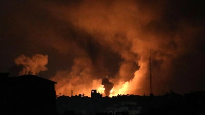 Explosionen im nördlichen Gazastreifen, verursacht durch israelische Luftangriffe. (Foto: Abed Khaled/AP/dpa)