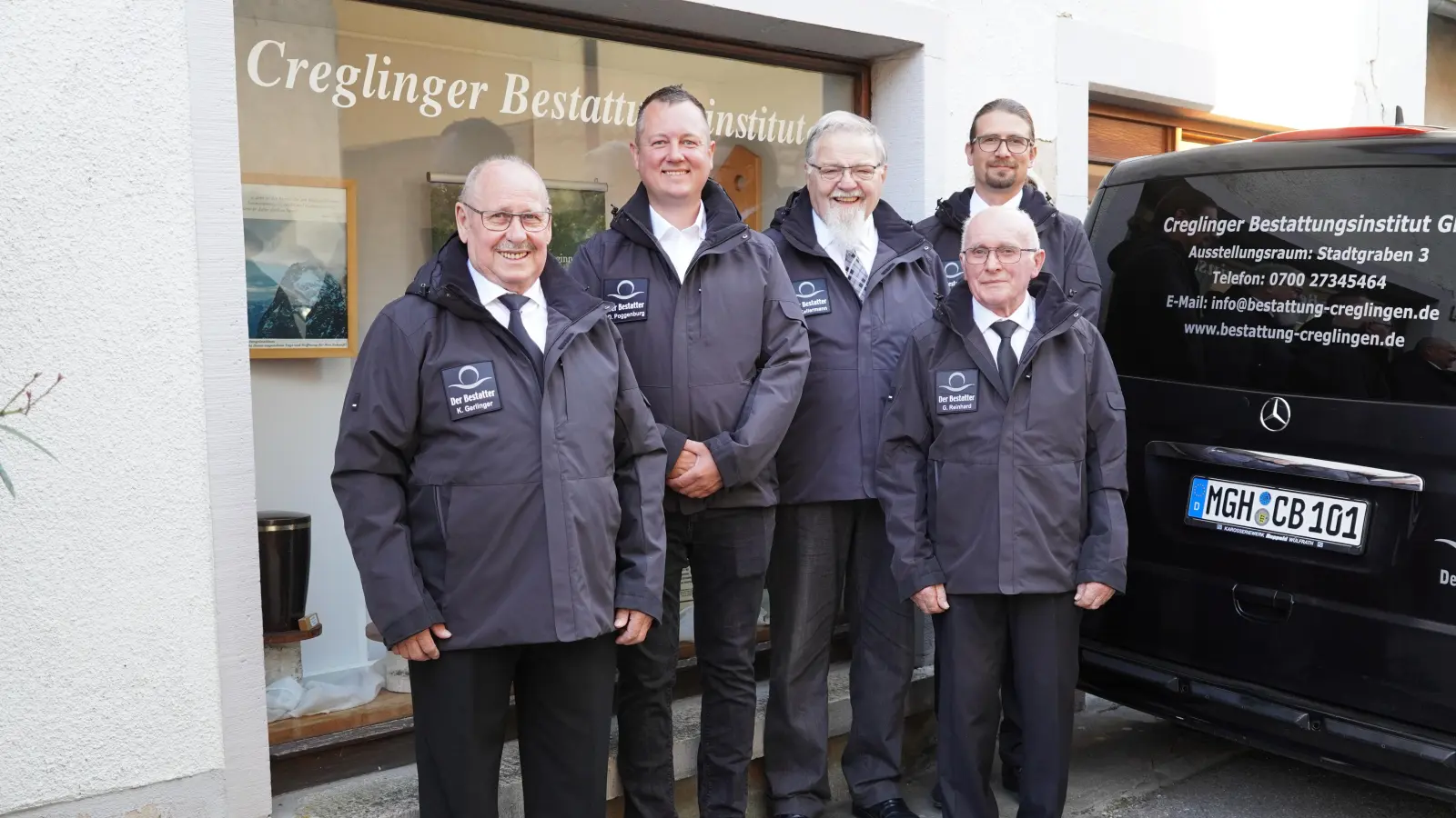 K. Gerlinger, D. Poggenburg, G. Kellermann, M. Raif und G. Reinhard (v.l.) vor dem Ausstellungsraum am Stadtgraben 3 in Creglingen. (Foto: Creglinger Bestattungsinstitut GbR)