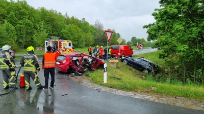 Zu einem Unfall kam es Freitag auf der Bundesstraße 8 kurz vor der Abzweigung nach Hagenbüchach (Foto: Rainer Weiskirchen)