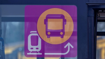 Die Korridorsanierung zwischen Obertraubling und Passau verläuft nach Plan. Teils gibt es deswegen Schienenersatzverkehr mit Bussen. (Archivbild) (Foto: Armin Weigel/dpa)