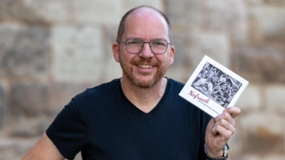 Andreas Riedel (Foto) und Helmut Haberkamm haben zusammen ihren dritten Band mit Bildern und passenden Sprüchen herausgegeben. Auf vergnügliche Weise werden Alltagssituationen widergespiegelt. (Foto: Mirko Fryska)