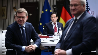 Am Rande eines G7-Treffens bemüht sich Außenminister Johann Wadephul (l, CDU) bei einem Treffen mit seinem US-Kollegen Marco Rubio (M.) um Entspannung nach heftiger US-Kritik. An einer Sitzung zur Ukraine nimmt auch der dortige Außenminister Andrij Sybiha (r.) teil. (Foto: Brendan Smialowski/Pool AFP via AP/dpa)