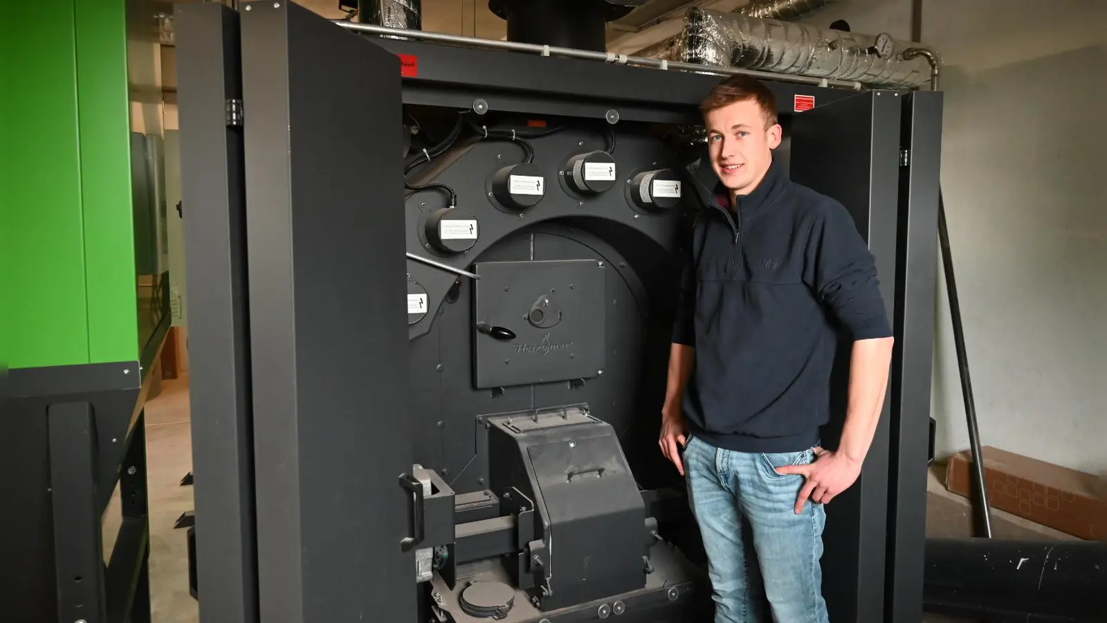 Der Heizkessel ist das Herzstück der Hackschnitzelanlage, die Leon Reinhardt im Februar in Betrieb genommen hat und die nun halb Frommetsfelden mit Wärme versorgt. (Foto: Wolfgang Grebenhof)