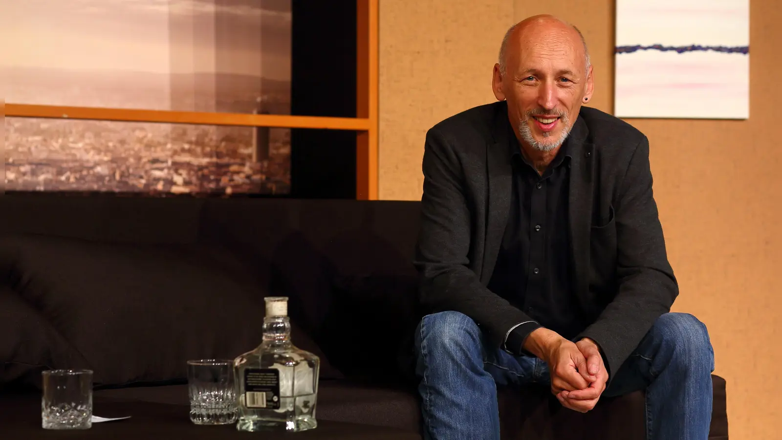 Im Bühnenbild von „Gemischtes Doppel“: der Dinkelsbühler Intendant Peter Cahn. Er inszeniert die französische Komödie. Premiere hat sie am 18. Oktober. (Foto: Thomas Wirth)