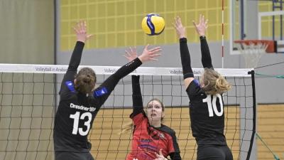 Die Volleyballerinnen des TSV Ansbach (Mitte Viktoria Settler) verabschiedeten sich mit einer 0:3-Niederlage beim Dresdner SSV (links Lilli Dietz und rechts Laura Slabon beim Hinspiel in Ansbach) aus der 3. Liga Ost. (Foto: Martin Rügner)