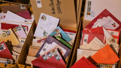 Die Briefe kommen aus aller Welt. (Foto: Oliver Berg/dpa)