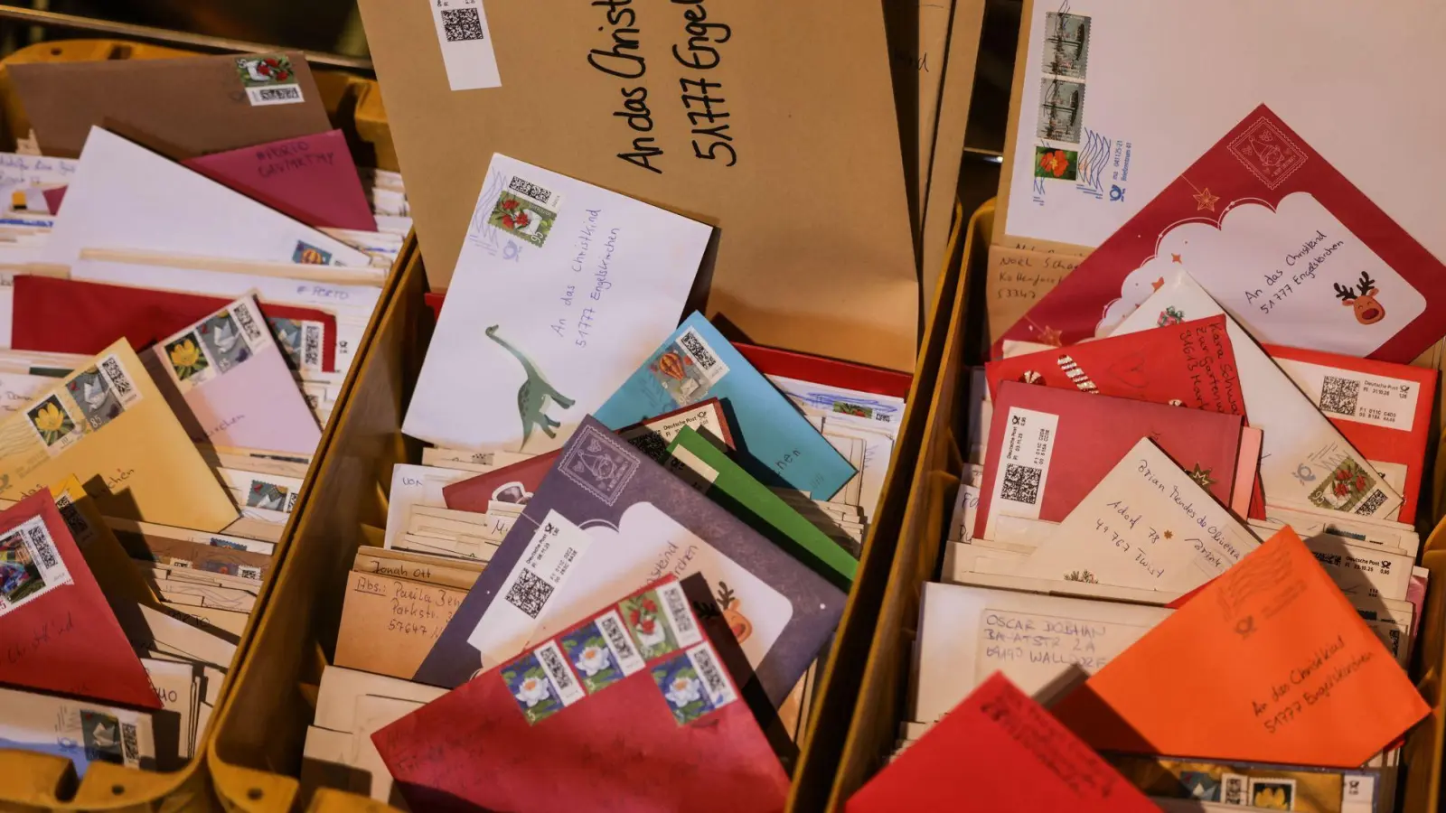 Die Briefe kommen aus aller Welt. (Foto: Oliver Berg/dpa)