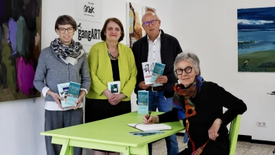 Stellen das Programm der LeseLust 2026 vor (von links): Kulturreferentin Nadja Wilhelm, LesArt-Leiterin Bettina Baumann, Lions-Club-Schatzmeister Hermann Meckler und Kulturforumsvorsitzende Elisabeth Meisel. (Foto: Thomas Wirth)