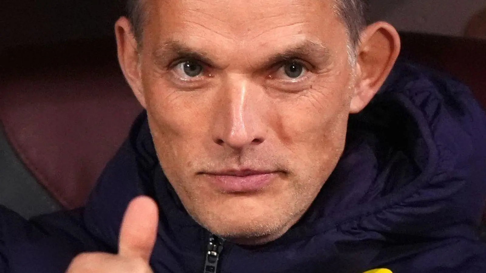 Daumen hoch: Thomas Tuchel hat einen neuen Vertrag in England unterschrieben. (Archivbild) (Foto: Bradley Collyer/PA Wire/dpa)