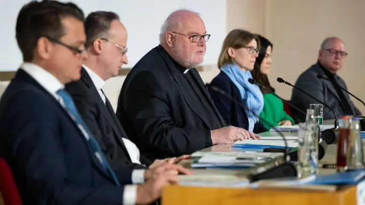Involvierte des Prozesses nehmen in der Katholischen Akademie Bayern an einer Pressekonferenz teil. (Foto: Sven Hoppe/dpa/Archivbild)