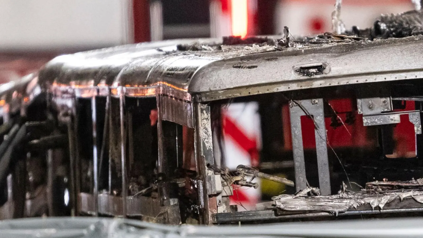 Der Bus brannte völlig aus. (Foto: Alessandro Della Valle/KEYSTONE/dpa)