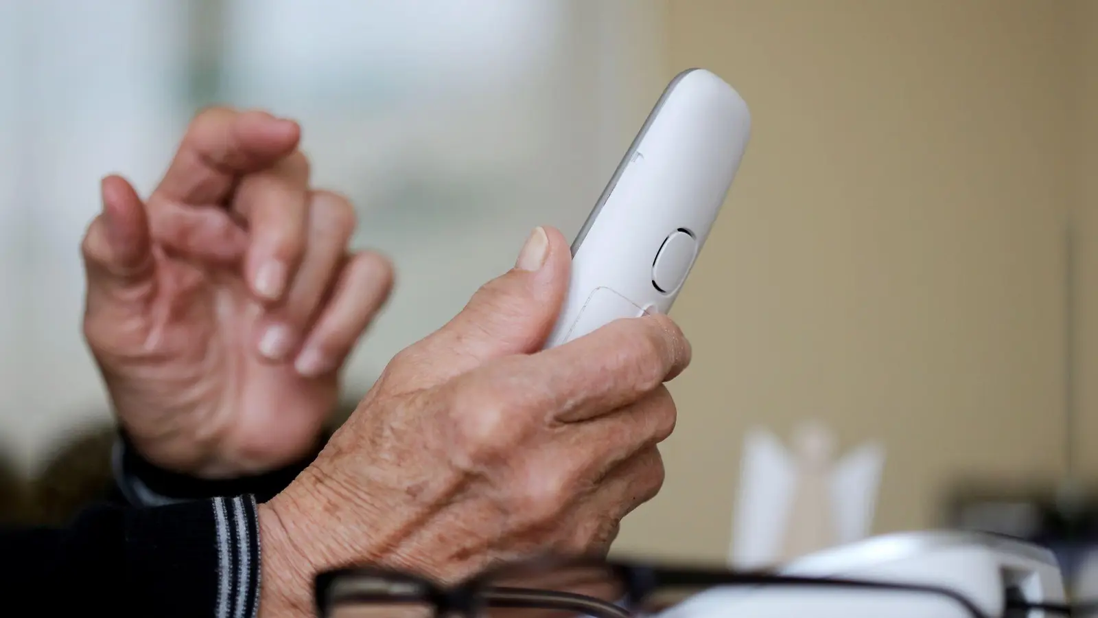 Die Betrüger behaupteten, eine Angehörige des 84-Jährigen hätte einen schweren Unfall verursacht. (Symbolbild) (Foto: Roland Weihrauch/dpa)