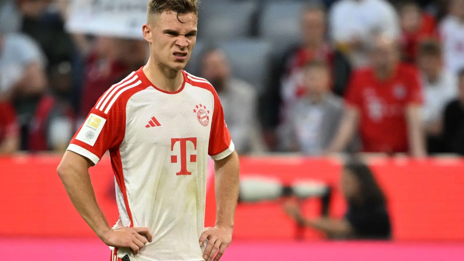 Joshua Kimmich hat die Vereinsführung des FC Bayern für den Ablauf der Trennung von Oliver Kahn und Hasan Salihamidzic kritisiert. (Foto: Sven Hoppe/dpa)