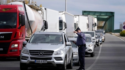 Im Schengen-Raum wurden seit der schrittweisen Einführung des neuen Systems etwa 27.000 Reisen verwehrt. (Archivbild) (Foto: Darko Bandic/AP/dpa)