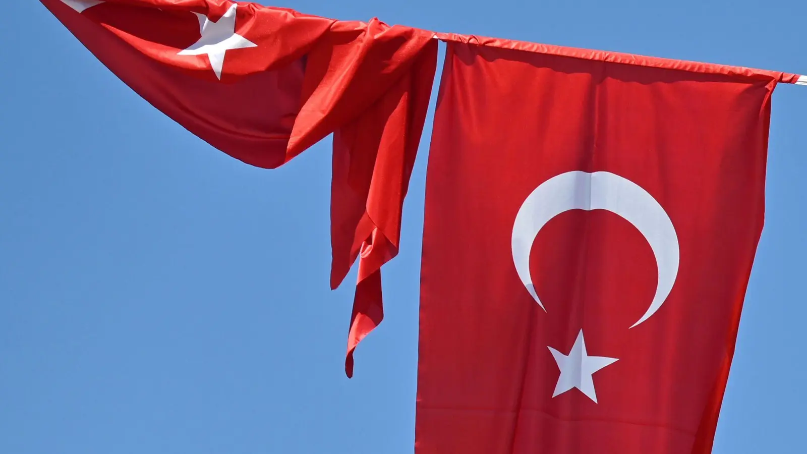 Bei einem Busunfall im türkischen Manisa sind elf Personen ums Leben gekommen. (Symbolbild) (Foto: Anna Ross/dpa)